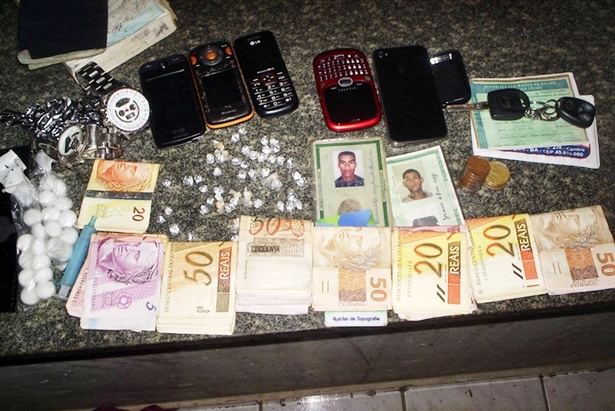 Drogas e dinheiro apreendidos com os traficantes.