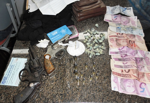Segundo a pol&iacute;cia, a coca&iacute;na e as pedras de crack foram encontradas escondidas na genit&aacute;lia de Eliane no momento em que o m&eacute;dico fazia o levantamento cad&aacute;verico da mesma.