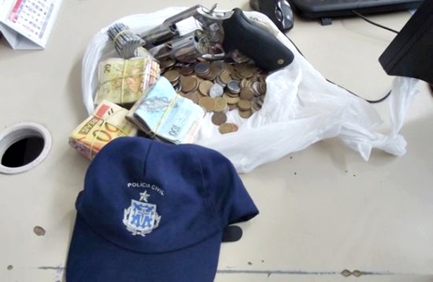 A pol&iacute;cia apreendeu um rev&oacute;lver calibre 38 com tr&ecirc;s muni&ccedil;&otilde;es e recuperou a quantia de R$4.537,47, que havia sido roubada da casa lot&eacute;rica (Foto: Radar Not&iacute;cias)