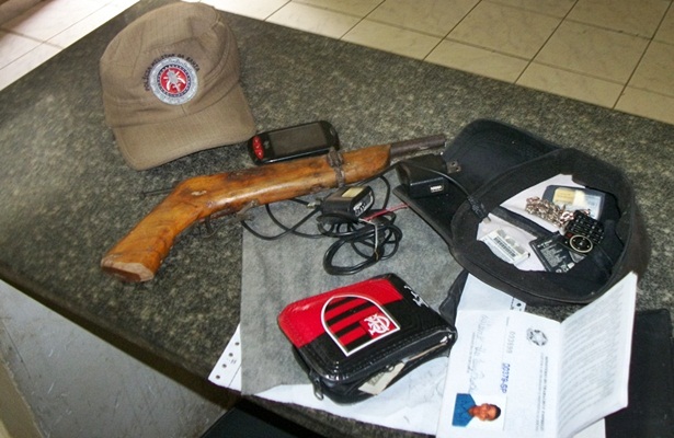 A pol&iacute;cia apreendeu com o acusado uma espingarda do tipo garrucha, R$ 40 em esp&eacute;cie e um aparelho celular que seria produto de assalto