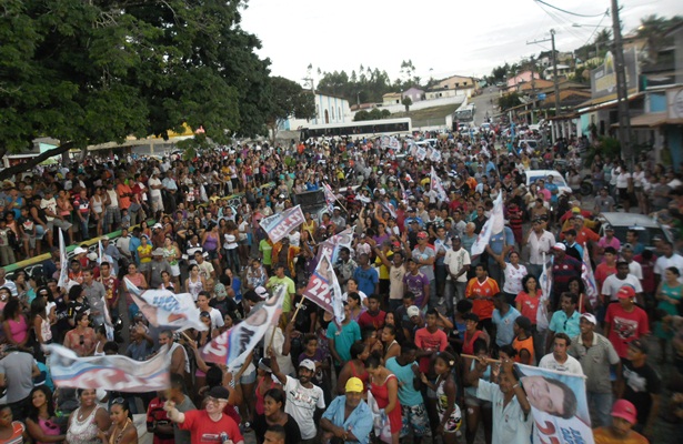 Ao término da grande caminhada, milhares de pessoas se reuniram na praça principal do distrito para ouvir o discurso de Júnior Dapé e sua vice, Joecélia