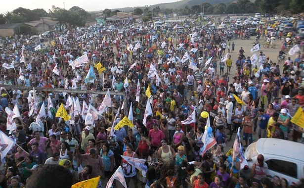 Durante a concentra&ccedil;&atilde;o do campo do Pelad&atilde;o j&aacute; dava pra se ter id&eacute;ia da multid&atilde;o que faria parte da caminhada