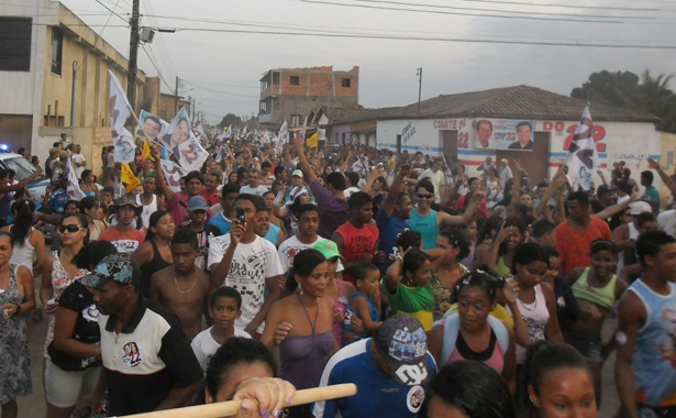 Durante o percurso mais pessoas aderiram e mais de oito mil pessoas fizeram parte da maior caminhada da hist&oacute;ria de Itabela