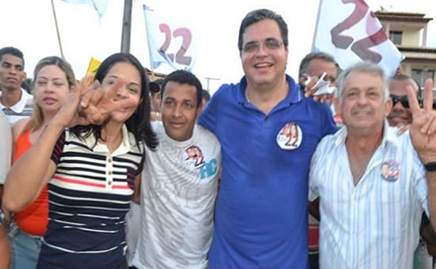 Durante o percurso, populares e empres&aacute;rios do munic&iacute;pio seguiram abra&ccedil;ados com Junior Dap&eacute;