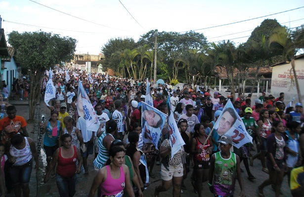 Os dapezeiros - como s&atilde;o chamados os integrantes da coliga&ccedil;&atilde;o "O trabalho est&aacute; de volta" e seus eleitores, levaram muita for&ccedil;a e alegria por onde passaram