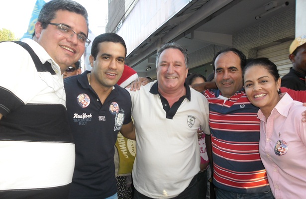 Os deputados estaduais Bruno Reis e Ronaldo Carletto (centro) tamb&eacute;m estiveram presentes no evento e refor&ccedil;aram o apoio &agrave; candidatura de J&uacute;nior Dap&eacute;