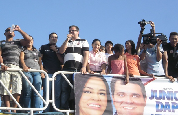 Pouco antes do in&iacute;cio no "arrast&atilde;o", J&uacute;nior Dap&eacute; fez um caloroso discurso ao lado do deputado estadual Bruno Reis e de sua candidata a vice, Joec&eacute;lia