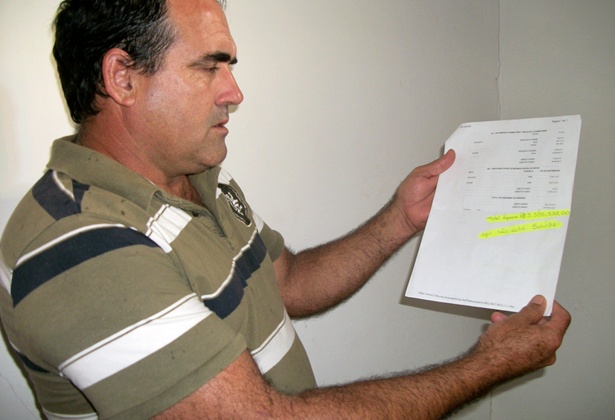 O rep&oacute;rter J. Alencar de posse do Demonstrativo de Distribui&ccedil;&atilde;o de Arrecada&ccedil;&atilde;odo munic&iacute;pio