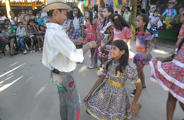 As escolas do munic&iacute;pio entraram na onda do S&atilde;o Jo&atilde;o e diversas quadrilha se apresentaram no per&iacute;odo