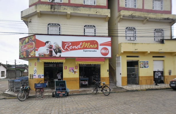O supermercado chegou a ter a porta arrombada, mas os marginais se assustaram quando perceberam que vizinhos haviam acordado e percebido a a&ccedil;&atilde;o