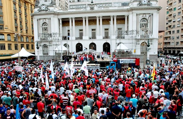 Bombeiros e policiais decretam greve no Rio ap&oacute;s assembleia realizada no Centro do Rio