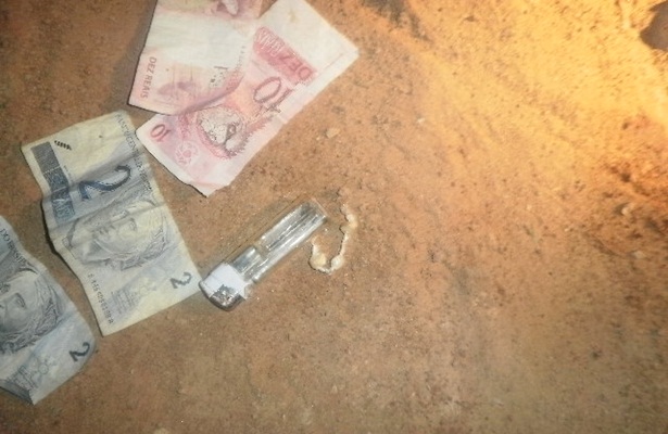 A pol&iacute;ci encontrou no bolso da v&iacute;tima tr&ecirc;s pedras de crack e R$ 24 em dinheiro