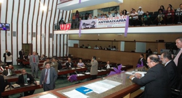 Ap&oacute;s muita discuss&atilde;o, Assembleia aprova projeto antibaixaria