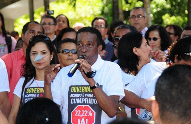 Após reunião na manhã desta terça os professores decidiram manter a greve
