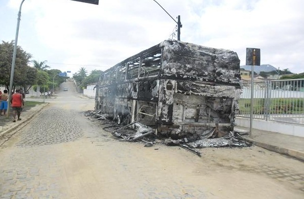 &Ocirc;nibus completamente destruido