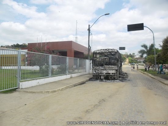 O &ocirc;nibus estacionado enfrente ao For&uacute;m de Guaratinga