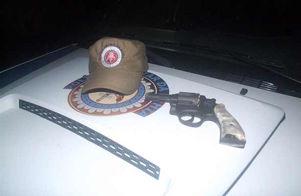 Com o elemento foi apreendido um rev&oacute;lver calibre 38, que teria sido usado pelo mesmo para efetuar disparos contra a pol&iacute;cia