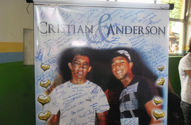 V&aacute;rios amigos deixaram homenagens escritas em um banner com a foto dos rapazes