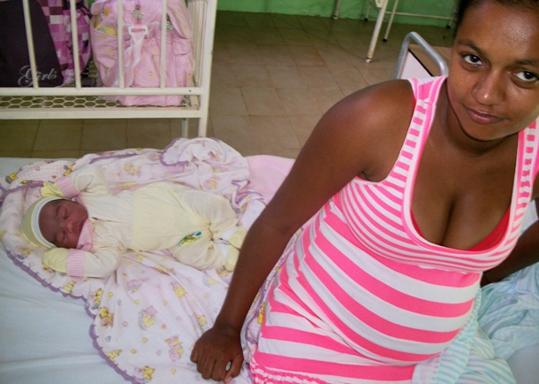 A pequena Vit&oacute;ria ao lado da mam&atilde;e Cl&eacute;ia - a 3&ordf; beb&ecirc; do ano em Itabela.