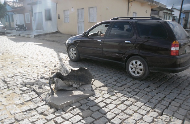 Motoristas t&ecirc;m que passar com aten&ccedil;&atilde;o pelo local, pois &eacute; grande o risco de acidentes. No &uacute;ltimo domingo um ve&iacute;culo perdeu o controle e quase se chocou com uma resid&ecirc;ncia ao passar por cima dos entulhos