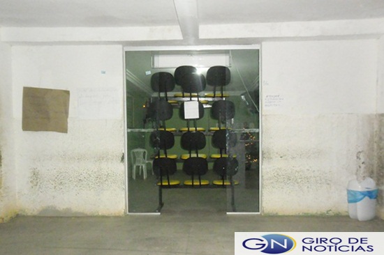 Funcion&aacute;rios usaram cadeiras para fechar as portas do Hospital