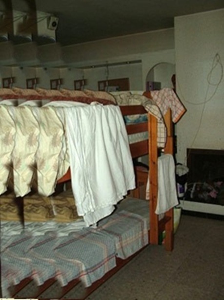 Quarto onde as mulheres dormiam,monitoradas por c&acirc;meras