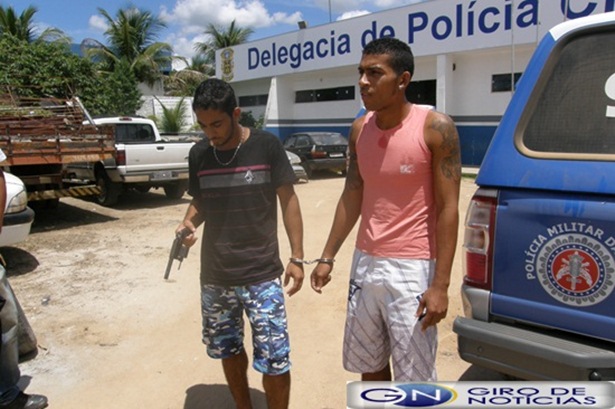 Eles estavam em posse de uma arma de fogo um rev&oacute;lver calibre 38 com quatro cartucho intacto.  
