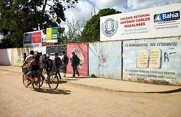 Momento em que alunos retornavam para casa depois de estudarem s&aacute;bado (28)
