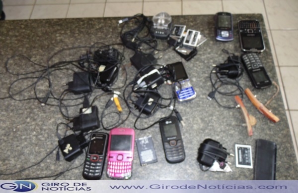 Aparelhos celulares encontrados dentro da cadeia p�blica de Itabela.