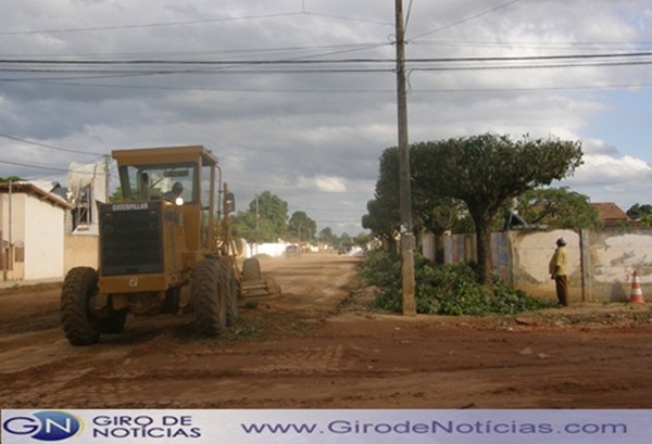 Rua-David Manzole sendo patrolada, e todas as &aacute;rvores sendo podadas.