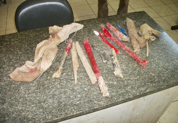 Objetos encontrados com os detentos.