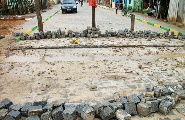 Cal&ccedil;amento teve que ser desfeito para possibilitar a passagem de &aacute;gua das chuvas