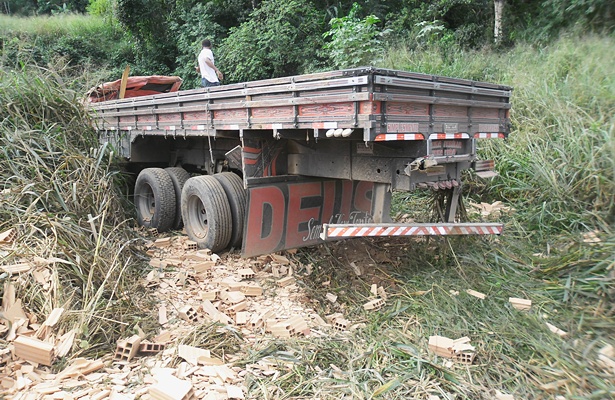 O caminh&atilde;o ficou parcialmente destru&iacute;do, mas o motorista saiu ileso