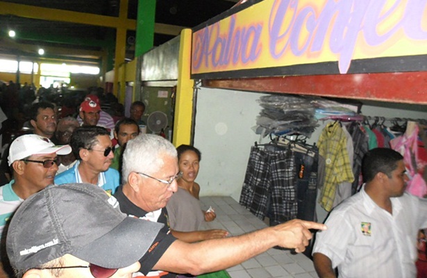O prefeito Carib&eacute; visitou os feirantes do mercad&atilde;o e comerciantes pr&oacute;ximos