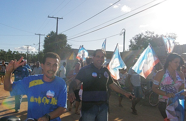 Uma multid&atilde;o seguiu com o candidato a vereador at&eacute; o local da conven&ccedil;&atilde;o