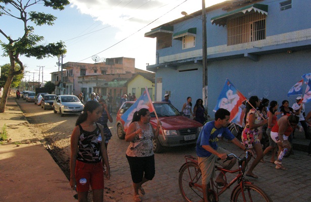 Uma carreata seguiu junto com a multid&atilde;o