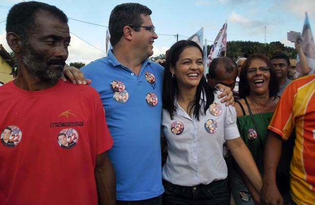 Logo na chegada, J&uacute;nior Dap&eacute; e sua candidata a vice, Joec&eacute;lia, foram recebidos por uma mulid&atilde;o