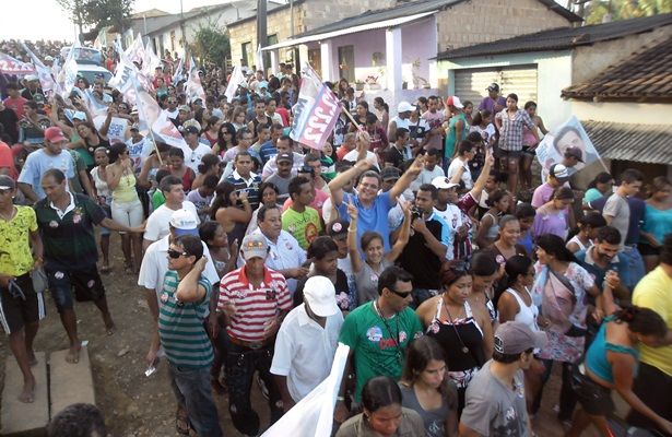 Durante o trajeto as ruas de Montinho ficaram pequenas para tanta gente