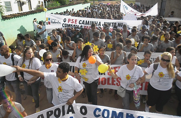 Centenas de alunos, professores e profissionais da sa&uacute;de participaram da caminhada