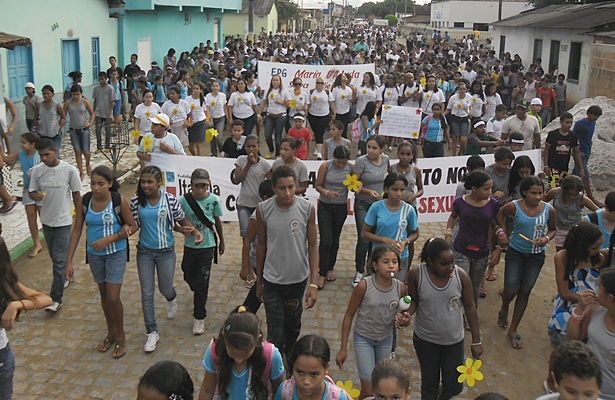 Os participantes da caminhada percorreram diversas ruas da cidade exibindo faixas e cartazes