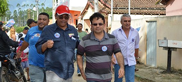 Adilton do PT (esq.) e Ilson Oliveira (dir.) em campanha com o candidato Alex Avancini (centro) (Foto: Welisvelton Cabral/ItabelaOnLine)