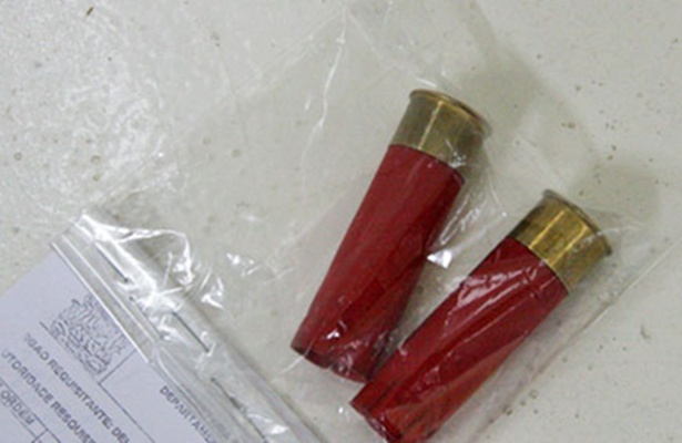 Capsulas de espingarda calibre 12 encontradas no local do crime
