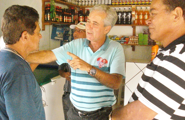 Arnold Prado fez quest&atilde;o de conversar com todos para expor suas propostas e ouvir as reivindica&ccedil;&otilde;es dos populares