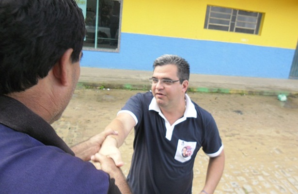 O candidato a prefeito J&uacute;nior Dap&eacute; estava no meio do trajeto e parou para cumprimentar o candidato a vereador Alencar da R&aacute;dio