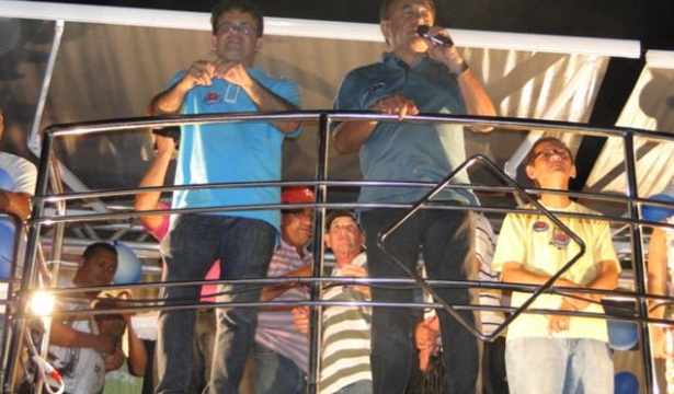 Já no bairro Ouro Verde o atual vice-prefeito Adilton do PT e o ex-candidato a prefeito Ilson Oliveira, principais apoiadores da campanha de Avancini, basearam seus discursos em xingamentos deliberados ao autal prefeito Caribé e ao candidato Júnior Dapé (Foto: Ascom/Avancini)
