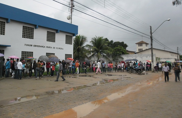 Eleitores que deixaram para a &uacute;ltima hora enfrentaram enormes filas em Itabela (Fotos: Clerison de Oliveira)