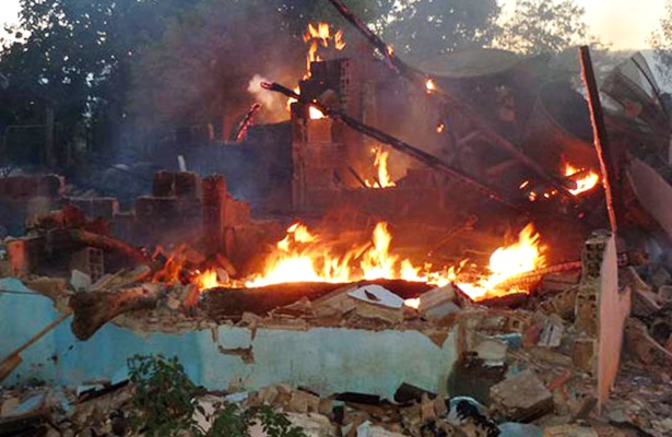 A casa da assassina Maria de F&aacute;tima foi destru&iacute;do por moradores da localidade