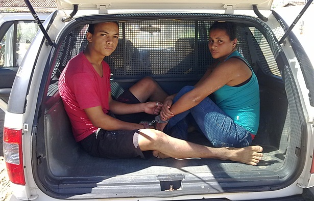 Mesmo tendo sido preso em flagrante com o material, o casal nega envolvimento com os crimes de tr&aacute;fico e roubo