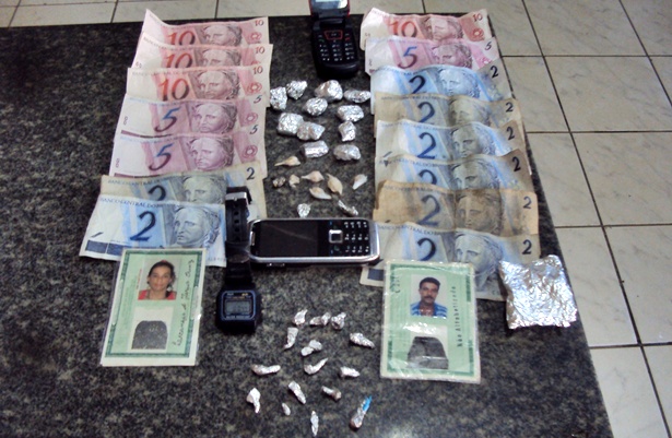 Foram apreendidos dinheiro, drogas e celulares com o casal