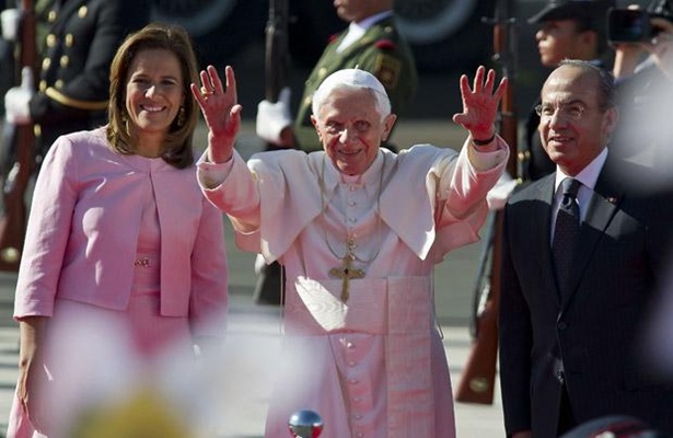 Bento XVI acena para fieis mexicanos ao lado do presidente Felipe Calder&oacute;n e da primeira-dama Margarita Zavala (Foto: Ronaldo Schemidt / AFP)